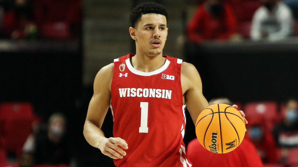 Wisconsin Badgers guard Johnny Davis dribbles against the Maryland Terrapins.